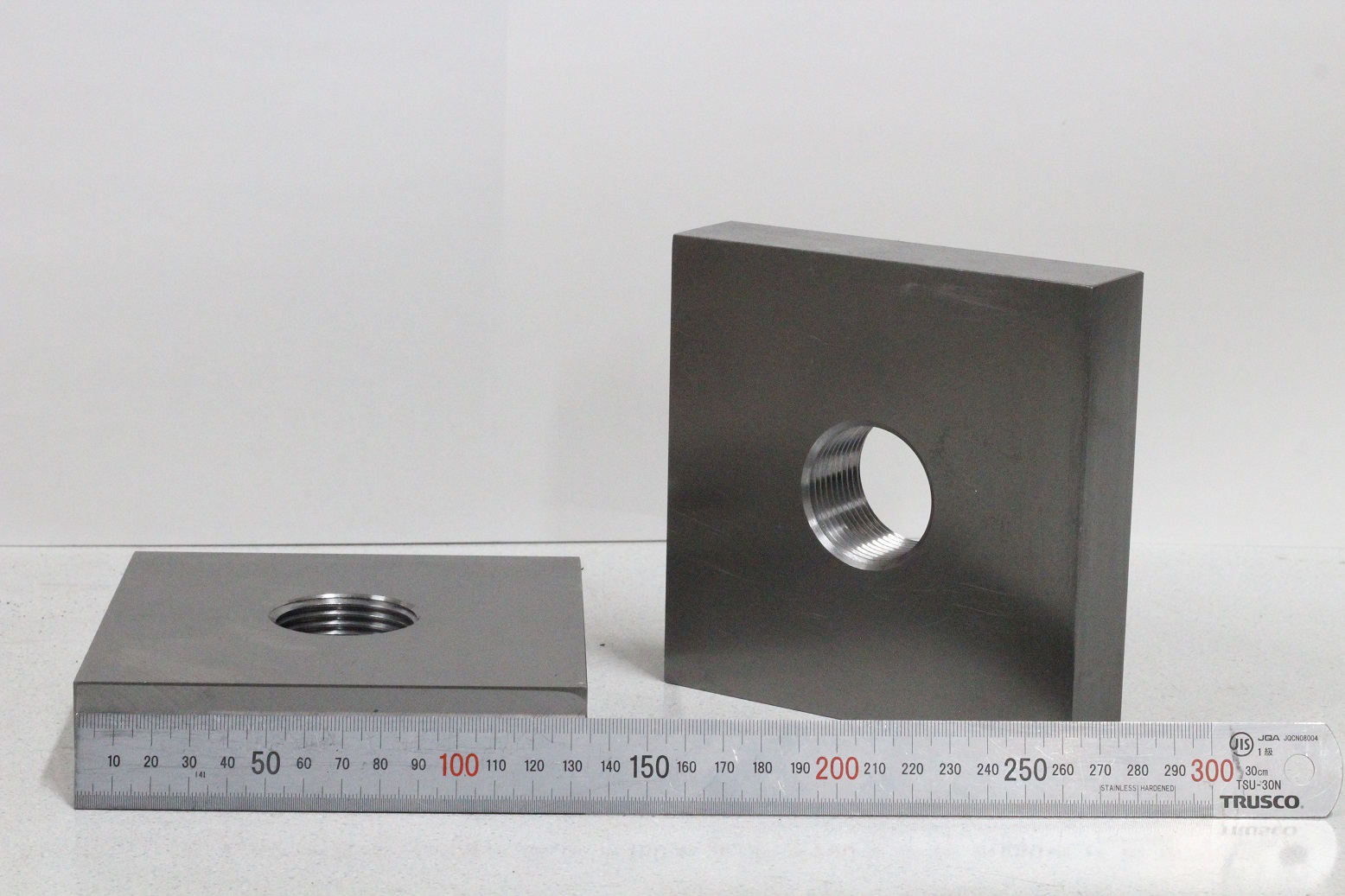 紀陽工作所の建築・土木基礎関連部品事業の製作物:特殊ネジ付きアンカープレート